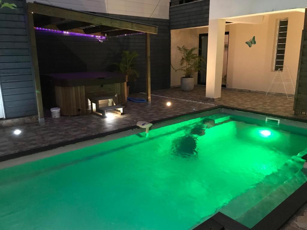 Le Flamboyant Avec Piscine Chauffee 30° Et Jacuzzi Apartamento Saint-André Exterior foto