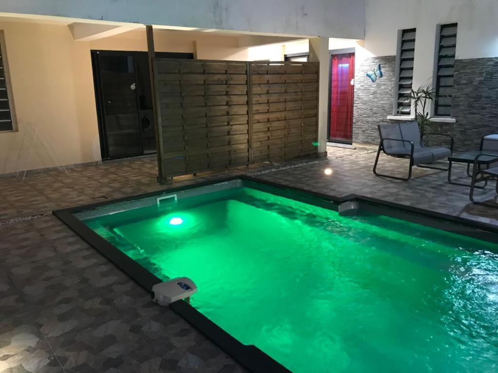 Le Flamboyant Avec Piscine Chauffee 30° Et Jacuzzi Apartamento Saint-André Exterior foto