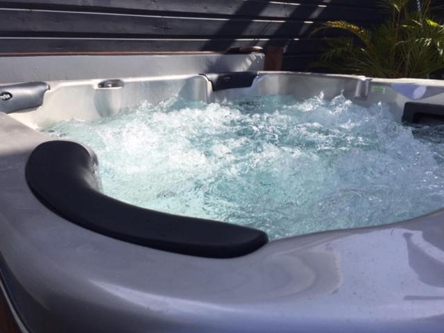 Le Flamboyant Avec Piscine Chauffee 30° Et Jacuzzi Apartamento Saint-André Exterior foto